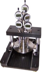 Bench gauge to manually measure automotive spindles